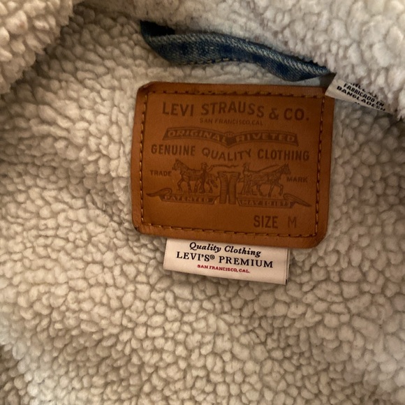 Men Levi’s trucker jacket in size medium - Picture 3 of 4